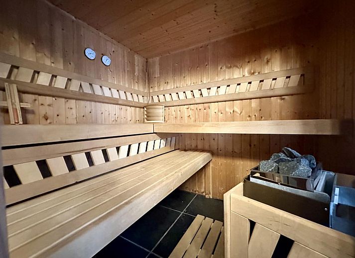 Ontspannen in de luxe sauna van Ry de Belle Rose, een vakantiehuis in Grupont, Ardennen, Belgie, omgeven door rustgevende natuur.