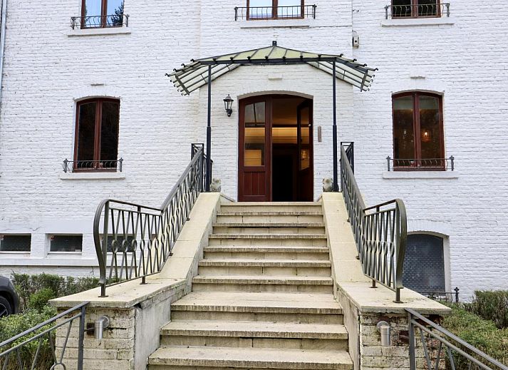 Ontspannen in de luxe sauna van Ry de Belle Rose, een vakantiehuis in Grupont, Ardennen, Belgie, omgeven door rustgevende natuur.