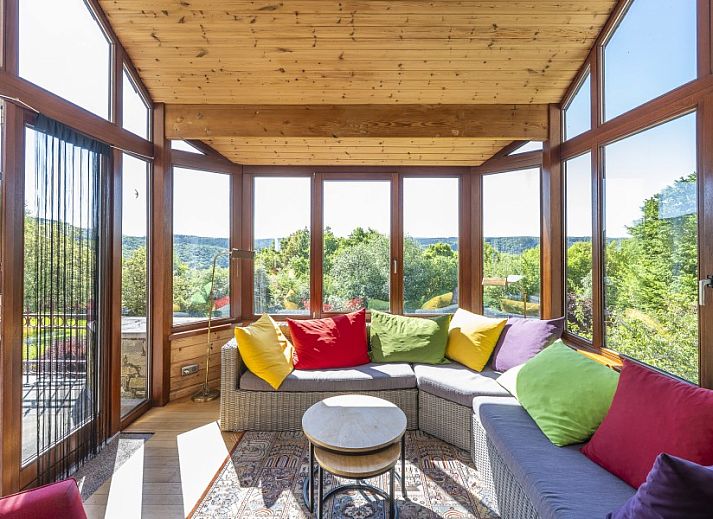 Huis Cielle, vakantiehuis in de Ardennen, Belgie, met stenen gevel en grote deuren.