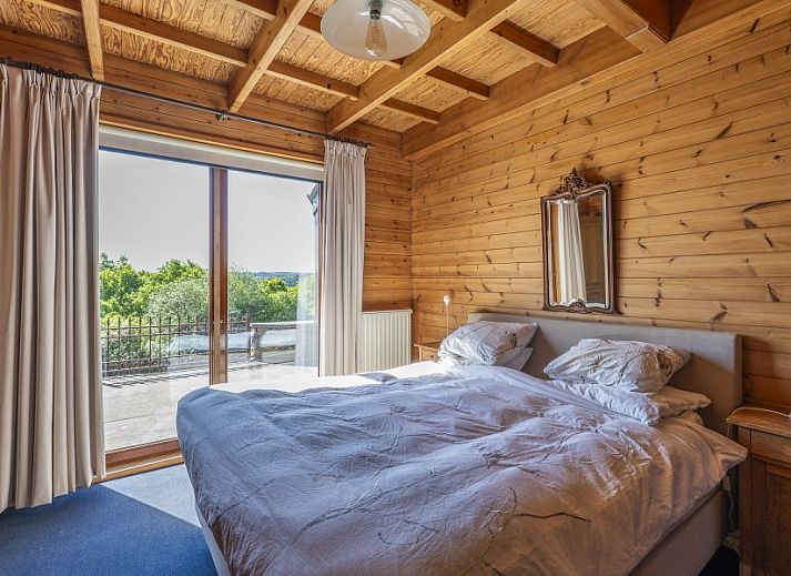 Huis Cielle, vakantiehuis in de Ardennen, Belgie, met stenen gevel en grote deuren.
