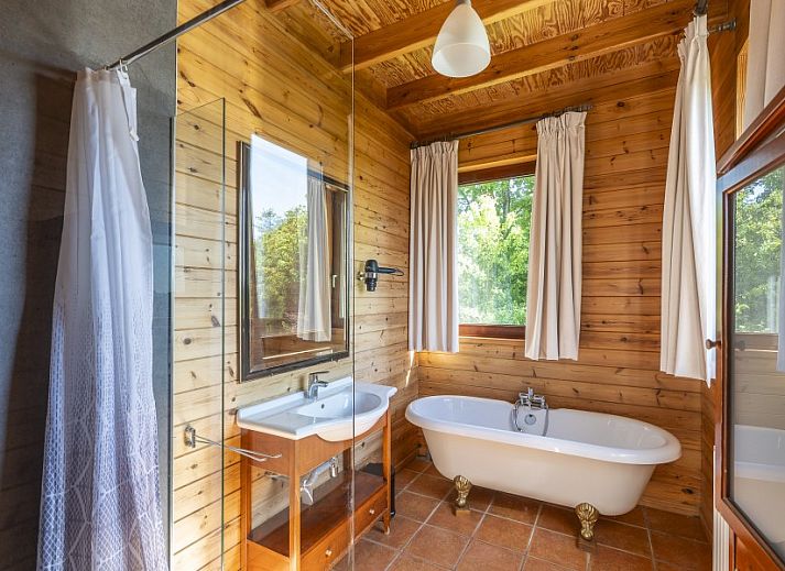 Huis Cielle, vakantiehuis in de Ardennen, Belgie, met stenen gevel en grote deuren.