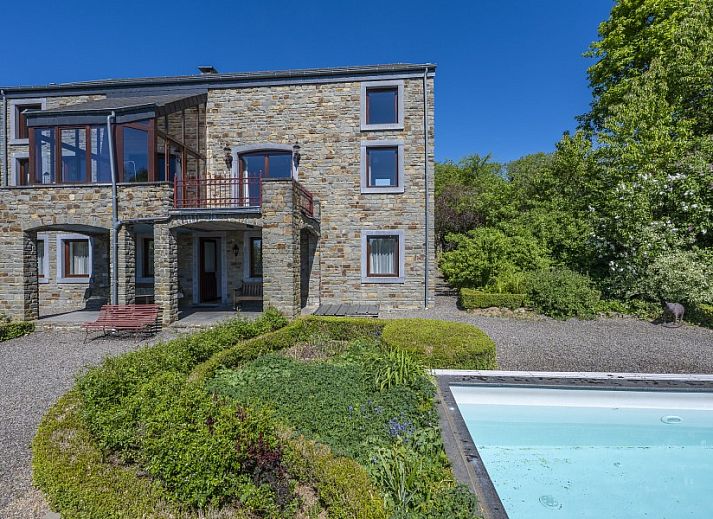 Gezellige woonkamer van Huis Cielle, vakantiehuis in Cielle, met houten interieur.