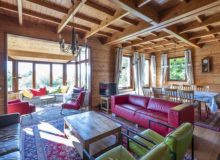 Gezellige woonkamer van Huis Cielle, vakantiehuis in Cielle, met houten interieur.