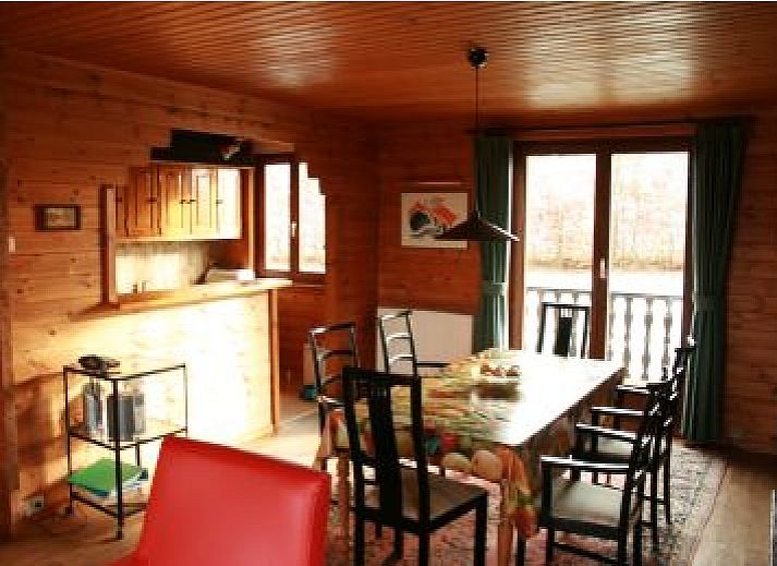 Huis Marcourt, vakantiehuis in de Ardennen, Belgi, met prachtig uitzicht op groene heuvels en bossen.