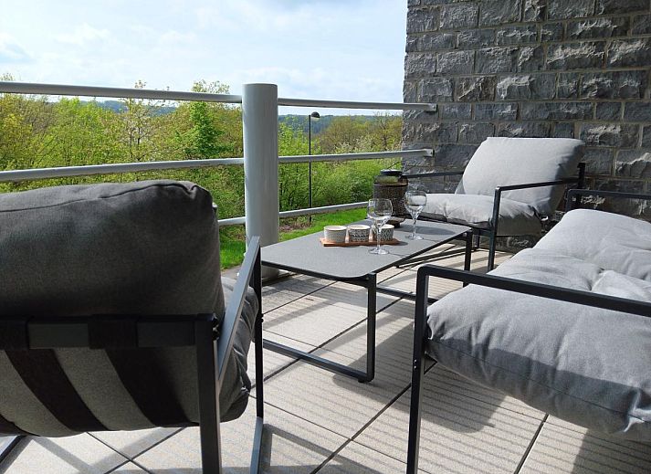 Stijlvolle woonkamer in Castelgolf vakantiehuis, Barvaux, Ardennen, Belgie, met moderne inrichting en uitzicht op de natuur.