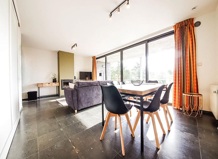 Stijlvolle woonkamer in Castelgolf vakantiehuis, Barvaux, Ardennen, Belgie, met moderne inrichting en uitzicht op de natuur.