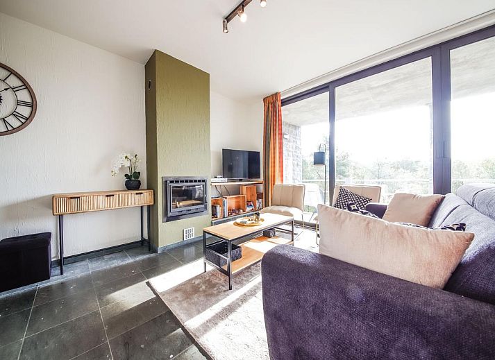 Stijlvolle woonkamer in Castelgolf vakantiehuis, Barvaux, Ardennen, Belgie, met moderne inrichting en uitzicht op de natuur.