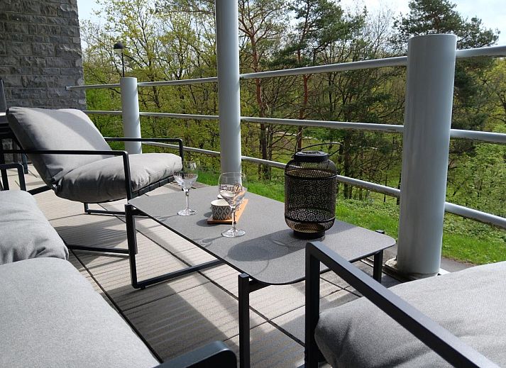 Stijlvolle woonkamer in Castelgolf vakantiehuis, Barvaux, Ardennen, Belgie, met moderne inrichting en uitzicht op de natuur.