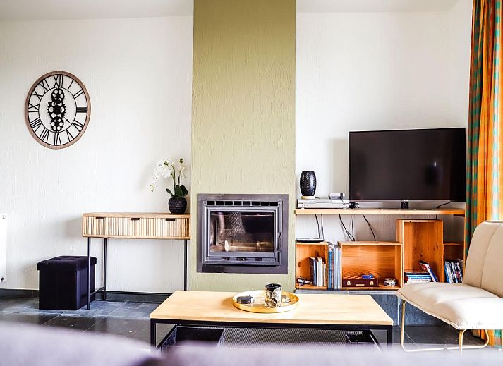 Gezellige woonkamer in vakantiehuis Castelgolf, Barvaux, Ardennen, met grote ramen en moderne inrichting voor een ontspannen verblijf.