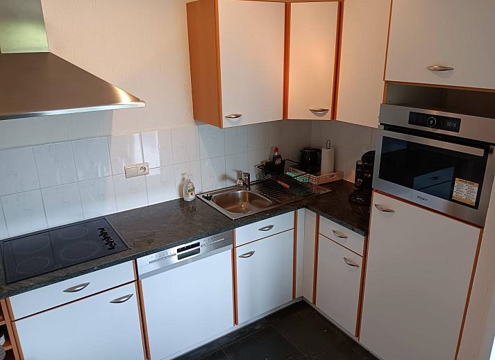 Gezellige woonkamer in vakantiehuis Castelgolf, Barvaux, Ardennen, met grote ramen en moderne inrichting voor een ontspannen verblijf.