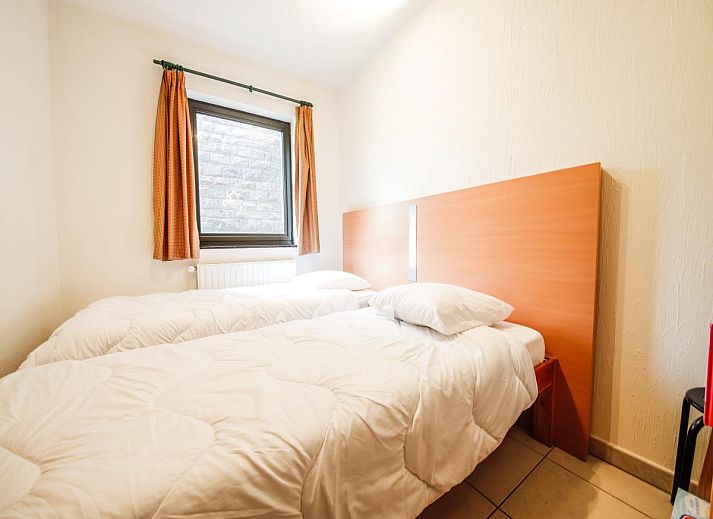 Gezellige woonkamer in vakantiehuis Castelgolf, Barvaux, Ardennen, met grote ramen en moderne inrichting voor een ontspannen verblijf.