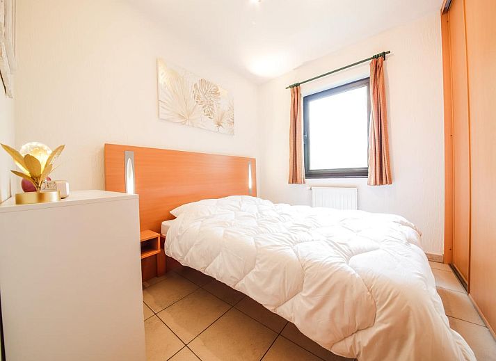 Gezellige woonkamer in vakantiehuis Castelgolf, Barvaux, Ardennen met moderne open haard en stijlvolle inrichting.