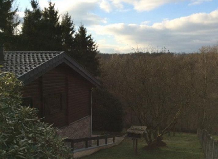Chalet Ma Reine in Remouchamps, Ardennen, Belgi met prachtig uitzicht op groene omgeving.