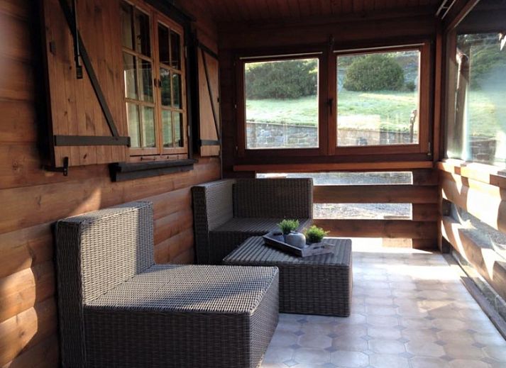 Zijaanzicht van Chalet Ma Reine in de Ardennen, Remouchamps, omgeven door natuur.