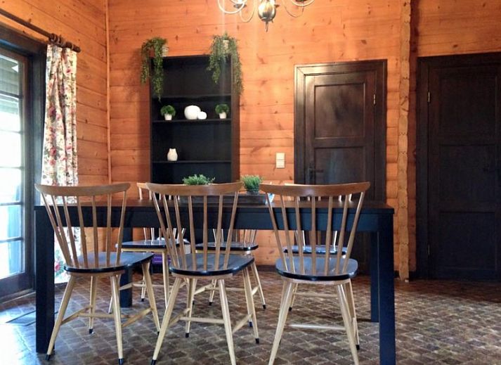 Zijaanzicht van Chalet Ma Reine in de Ardennen, Remouchamps, omgeven door natuur.