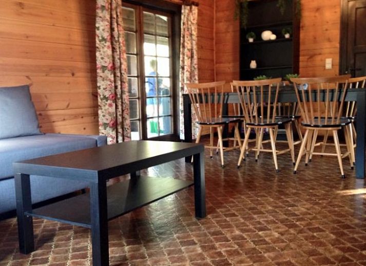 Zijaanzicht van Chalet Ma Reine in de Ardennen, Remouchamps, omgeven door natuur.