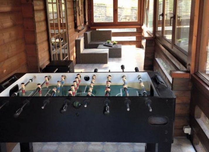 Zijaanzicht van Chalet Ma Reine in de Ardennen, Remouchamps, omgeven door natuur.