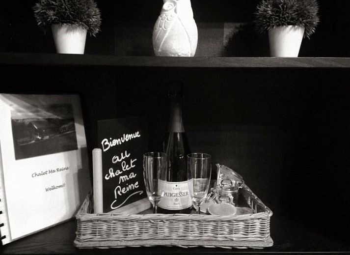 Rustieke charme van Chalet Ma Reine in Remouchamps, Ardennen, met uitzicht op bosrijk landschap.