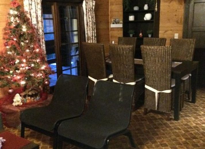 Rustieke charme van Chalet Ma Reine in Remouchamps, Ardennen, met uitzicht op bosrijk landschap.