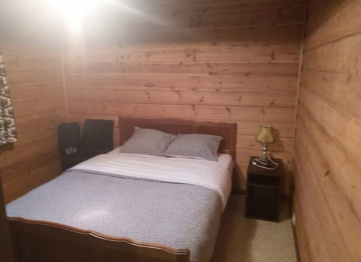 Rustieke charme van Chalet Ma Reine in Remouchamps, Ardennen, met uitzicht op bosrijk landschap.