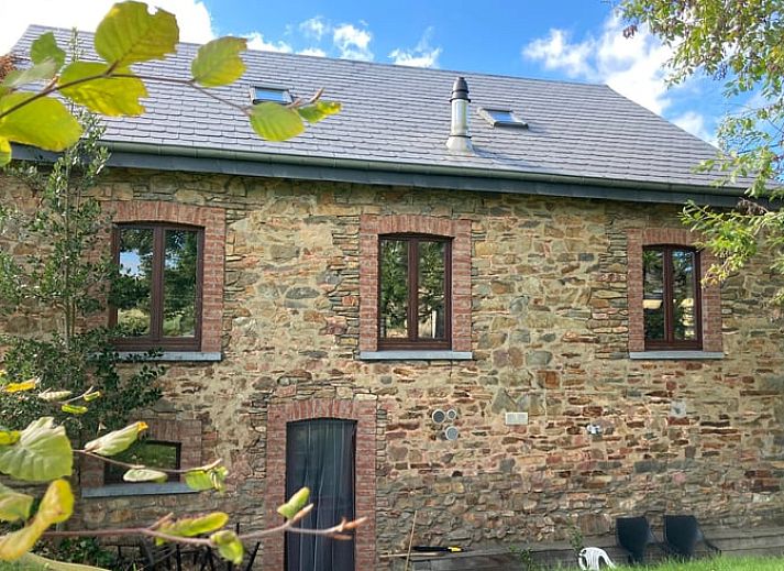 Ferienhaus in Samree, ein charmantes Ferienhaus in den Ardennen, Belgien, mit rustikaler Steinfassade und gruener Umgebung.