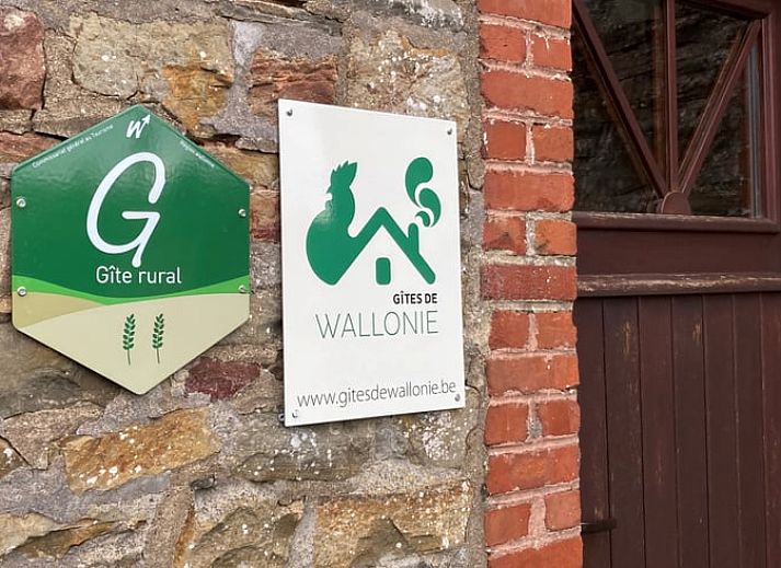 Ferienhaus in Samree, ein charmantes Ferienhaus in den Ardennen, Belgien, mit rustikaler Steinfassade und gruener Umgebung.