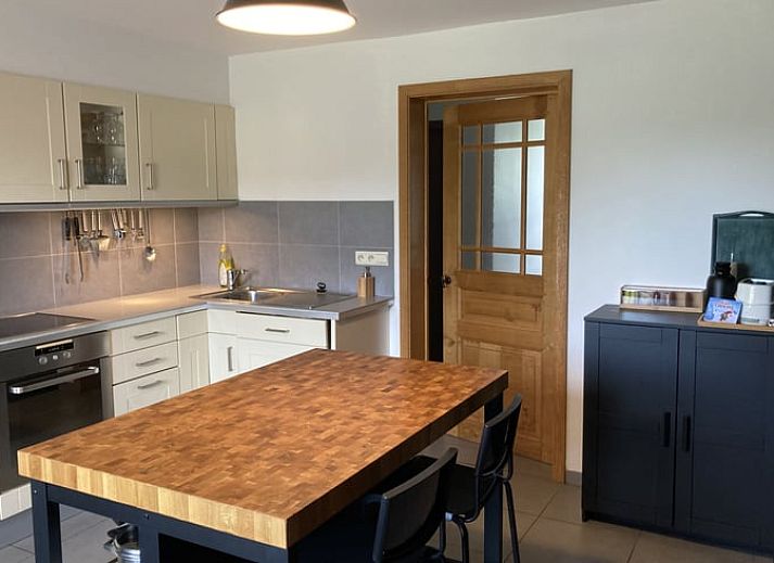 Ferienhaus in Samree, ein charmantes Ferienhaus in den Ardennen, Belgien, mit rustikaler Steinfassade und gruener Umgebung.