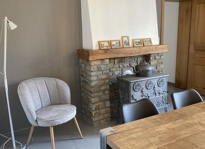 Ferienhaus in Samree, ein charmantes Ferienhaus in den Ardennen, Belgien, mit rustikaler Steinfassade und gruener Umgebung.