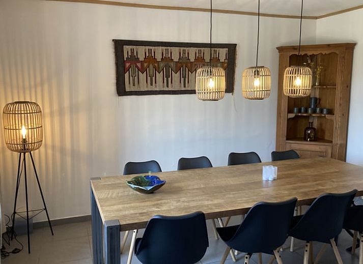 Vorderansicht des Ferienhauses in Samree, Ferienunterkunft in den Ardennen, Luxemburg, mit authentischen Steinmauern.