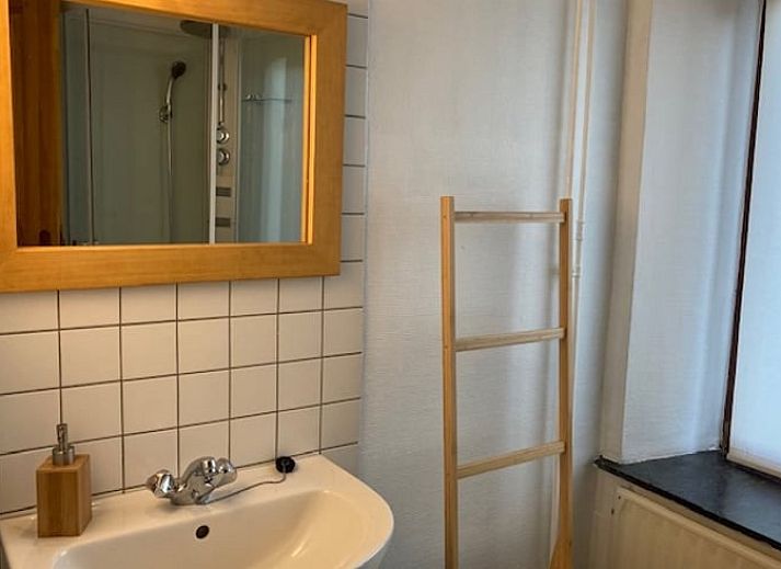 Moderne Kueche in Cottage in Samree, Ferienhaus in den Ardennen, mit Holztisch und stilvoller Einrichtung.