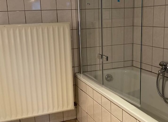 Moderne Kueche in Cottage in Samree, Ferienhaus in den Ardennen, mit Holztisch und stilvoller Einrichtung.