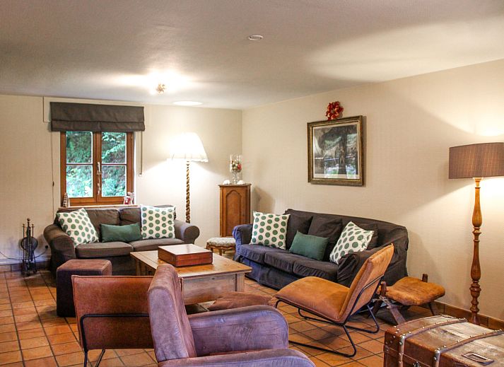 Vakantiehuis La Rochette in Marche-en-Famenne, Ardennen, Belgie, omgeven door groene natuur en blauwe lucht.