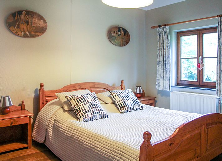 Vakantiehuis La Rochette in Marche-en-Famenne, Ardennen, Belgie, omgeven door groene natuur en blauwe lucht.