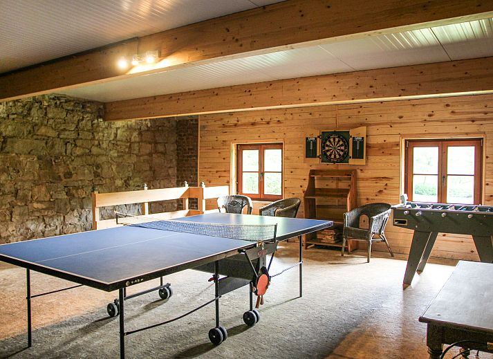 Vakantiehuis La Rochette in Marche-en-Famenne, Ardennen, Belgie, omgeven door groene natuur en blauwe lucht.