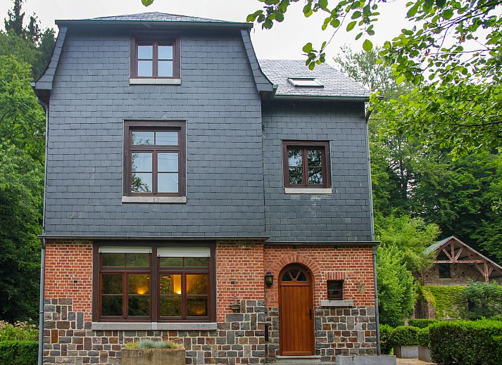 Gezellige woonkamer in Vakantiehuis La Rochette, Marche-en-Famenne, Ardennen, Belgie, met comfortabele zitruimte en warme inrichting.
