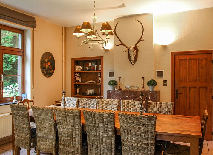 Gezellige woonkamer in Vakantiehuis La Rochette, Marche-en-Famenne, Ardennen, Belgie, met comfortabele zitruimte en warme inrichting.