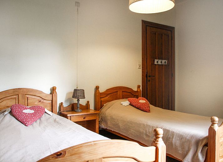 Gezellige keuken van Vakantiehuis La Rochette in Marche-en-Famenne, Ardennen, Belgie, met houten tafel en uitzicht op groene natuur.