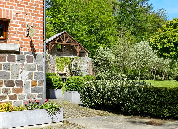 Gezellige keuken van Vakantiehuis La Rochette in Marche-en-Famenne, Ardennen, Belgie, met houten tafel en uitzicht op groene natuur.