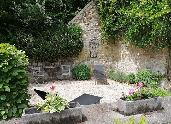 Sfeervolle slaapkamer in Vakantiehuis La Rochette, gelegen in Marche-en-Famenne, Ardennen, Belgie, met rustieke houten meubels.