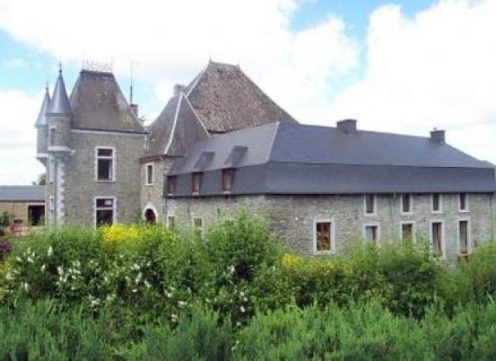 Uitgestrekt landschap rondom Chateau de Laval in Tillet, Sainte-Ode, ideaal voor ontspanning in de Ardennen, Luxemburg, Belgie.