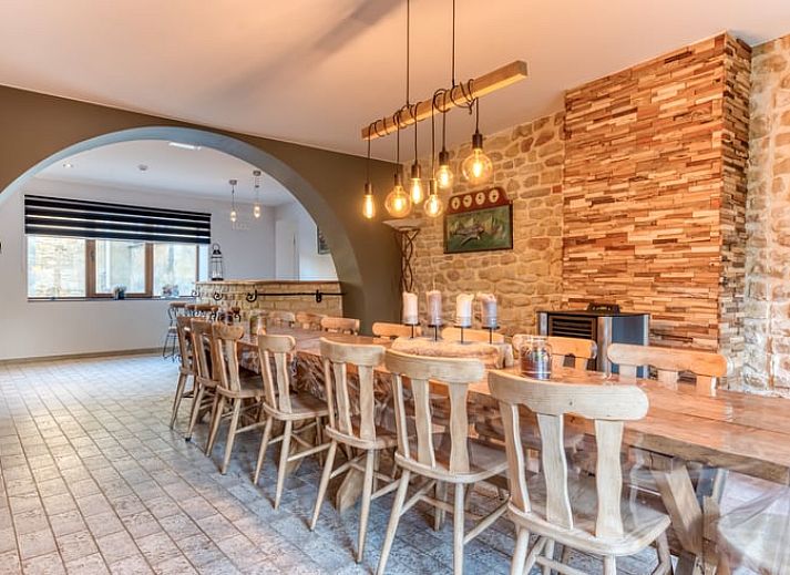 Charmante stenen gevel van Huisje in Villers-Devant-Orval, vakantiehuis in de Ardennen, Belgie, met ruime patio en groene omgeving.