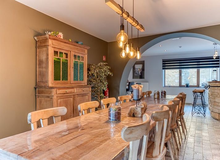 Charmante stenen gevel van Huisje in Villers-Devant-Orval, vakantiehuis in de Ardennen, Belgie, met ruime patio en groene omgeving.