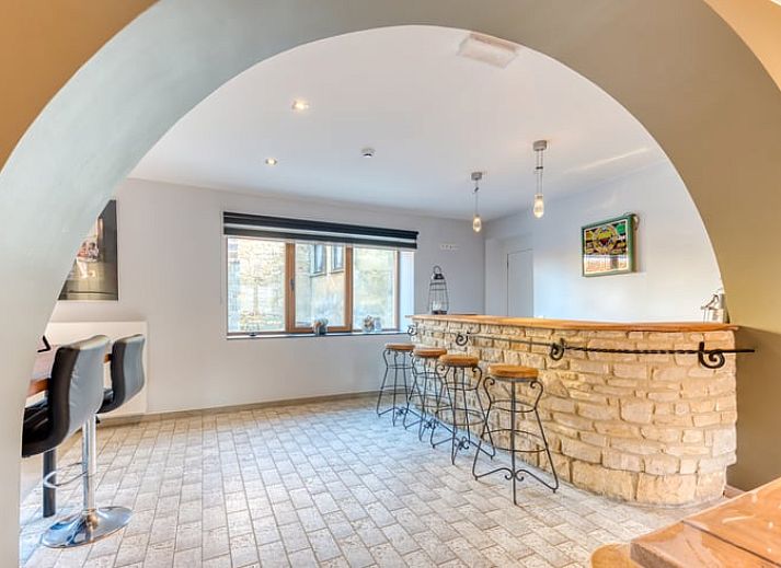 Charmante stenen gevel van Huisje in Villers-Devant-Orval, vakantiehuis in de Ardennen, Belgie, met ruime patio en groene omgeving.