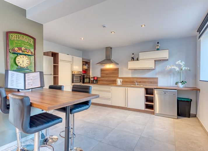 Gezellige eetkamer in Huisje in Villers-Devant-Orval, vakantiehuis in de Ardennen, Belgie, met lange houten tafel en sfeerverlichting.