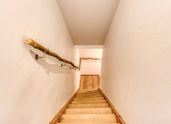 Gezellige eetkamer in Huisje in Villers-Devant-Orval, vakantiehuis in de Ardennen, Belgie, met lange houten tafel en sfeerverlichting.