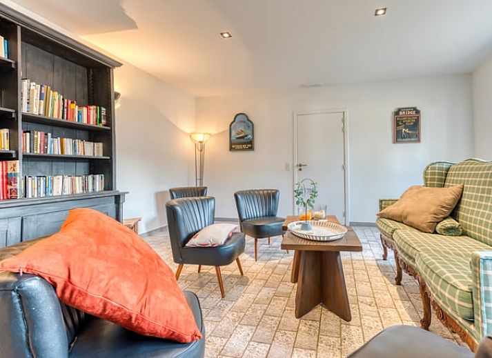 Gezellige eetkamer in Huisje in Villers-Devant-Orval, vakantiehuis in de Ardennen, Belgie, met lange houten tafel en sfeerverlichting.