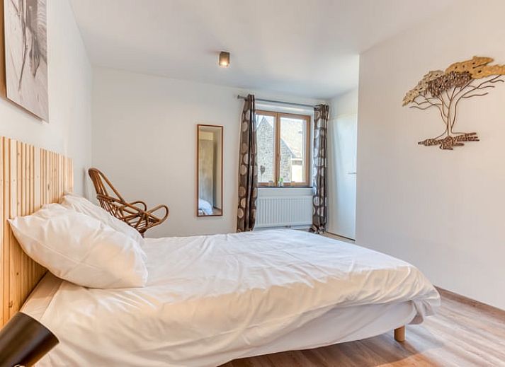 Gezellige eetkamer in Huisje in Villers-Devant-Orval, vakantiehuis in de Ardennen, Belgie, met lange houten tafel en sfeerverlichting.