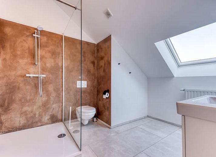 Stijlvolle eetkamer met houten meubels in Huisje in Villers-Devant-Orval, vakantiehuis in de Ardennen, Belgie, voor een warme sfeer.