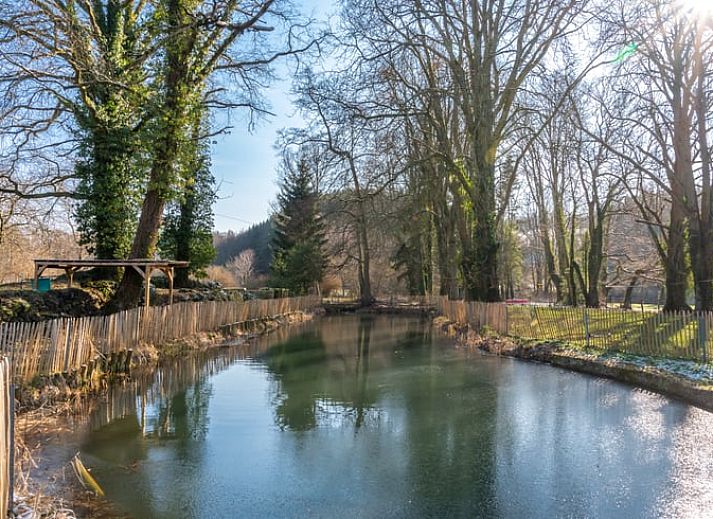 Stijlvolle eetkamer met houten meubels in Huisje in Villers-Devant-Orval, vakantiehuis in de Ardennen, Belgie, voor een warme sfeer.