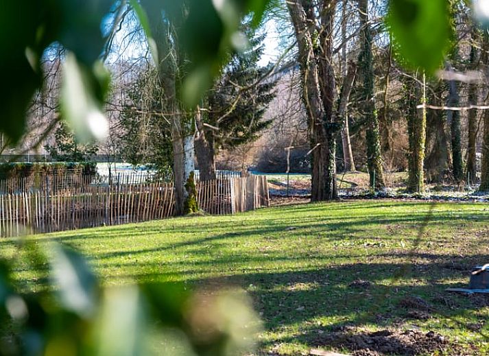 Stijlvolle eetkamer met houten meubels in Huisje in Villers-Devant-Orval, vakantiehuis in de Ardennen, Belgie, voor een warme sfeer.